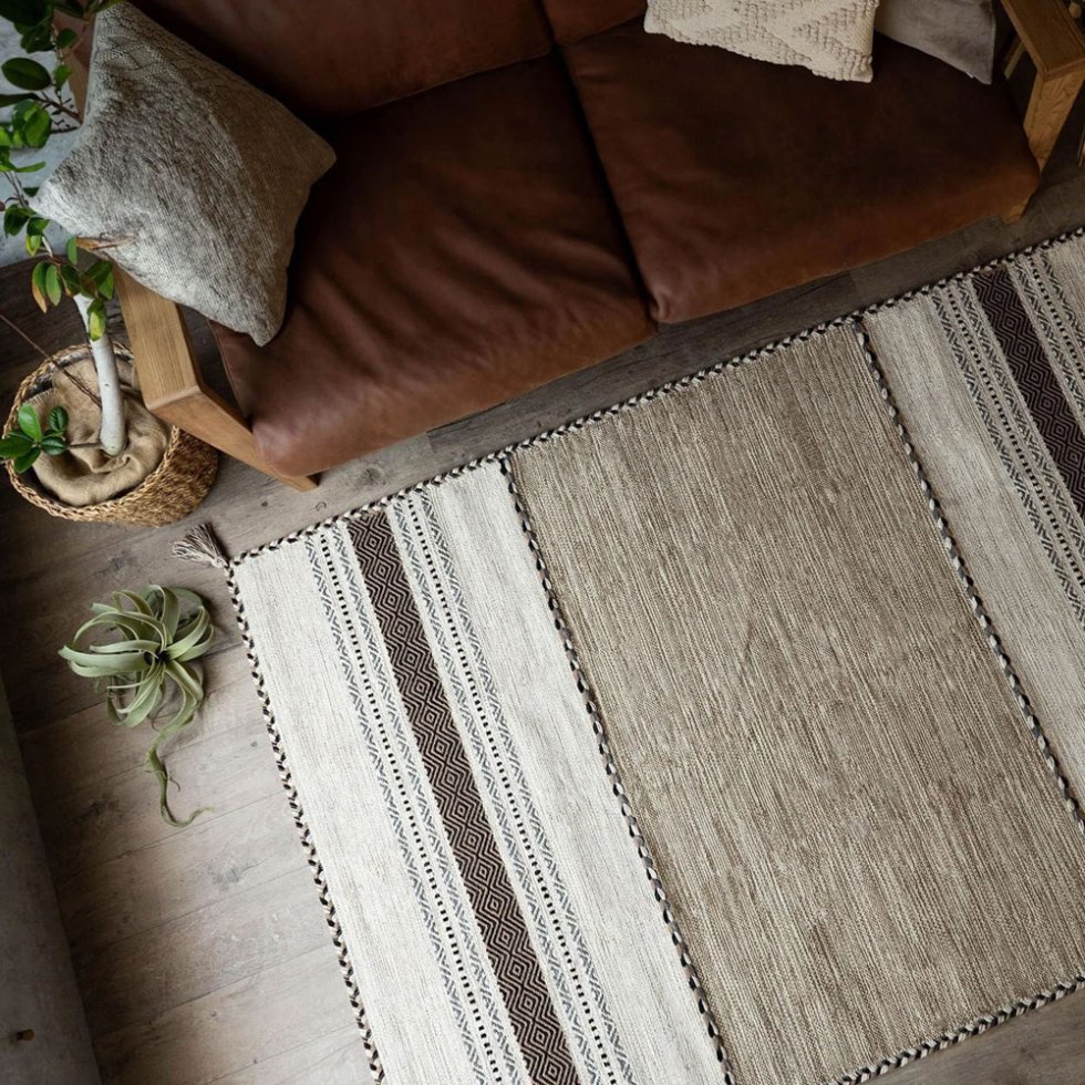 Tapis d'accent moderne en kilim indien