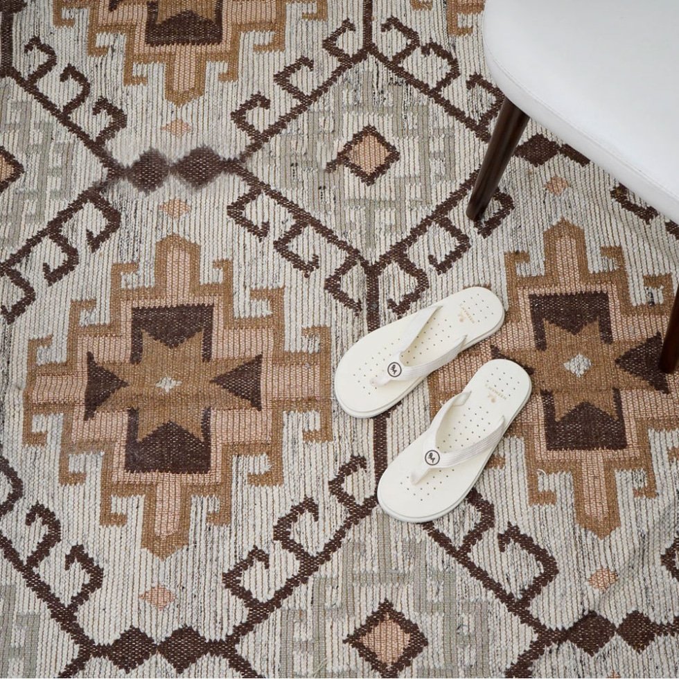 Tapis kilim beige ancien de style vintage