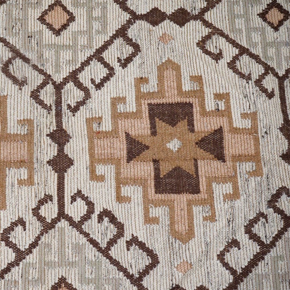 Tapis kilim beige ancien de style vintage