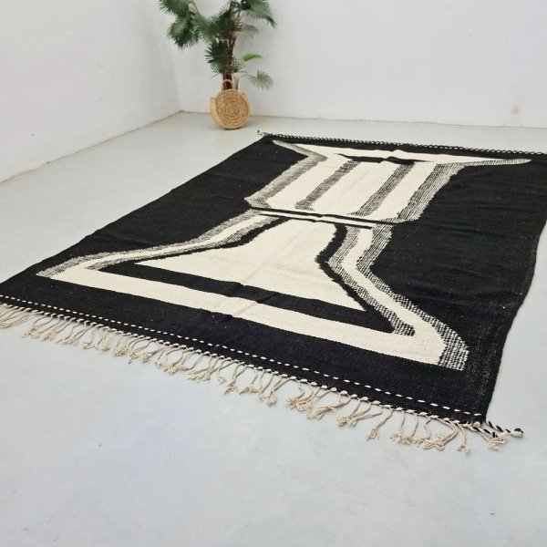 Tapis kilim Zanafi tribal noir