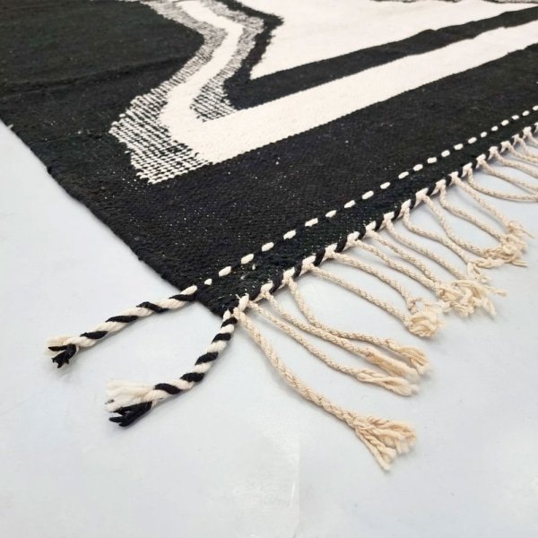 Tapis kilim Zanafi tribal noir