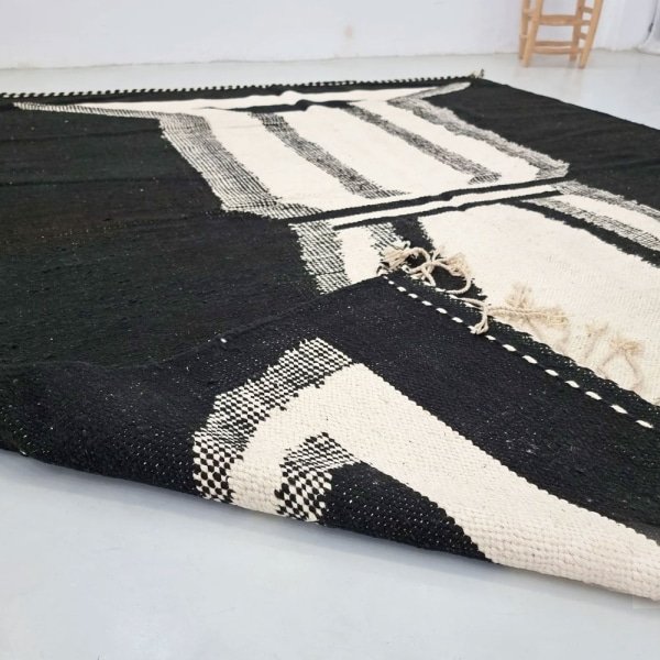 Tapis kilim Zanafi tribal noir
