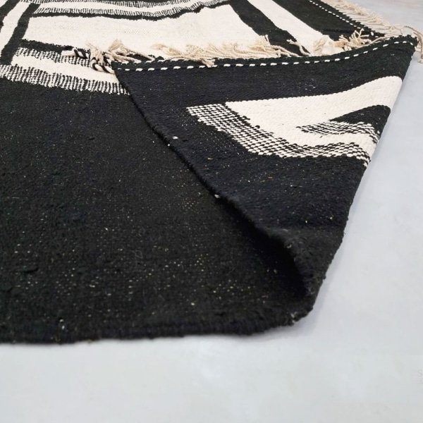 Tapis kilim Zanafi tribal noir