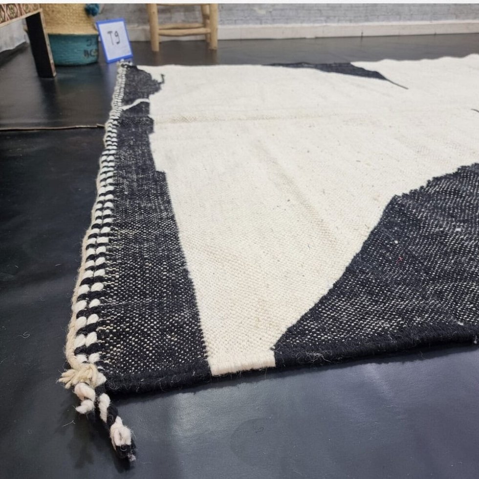 Tapis kilim marocain noir et blanc