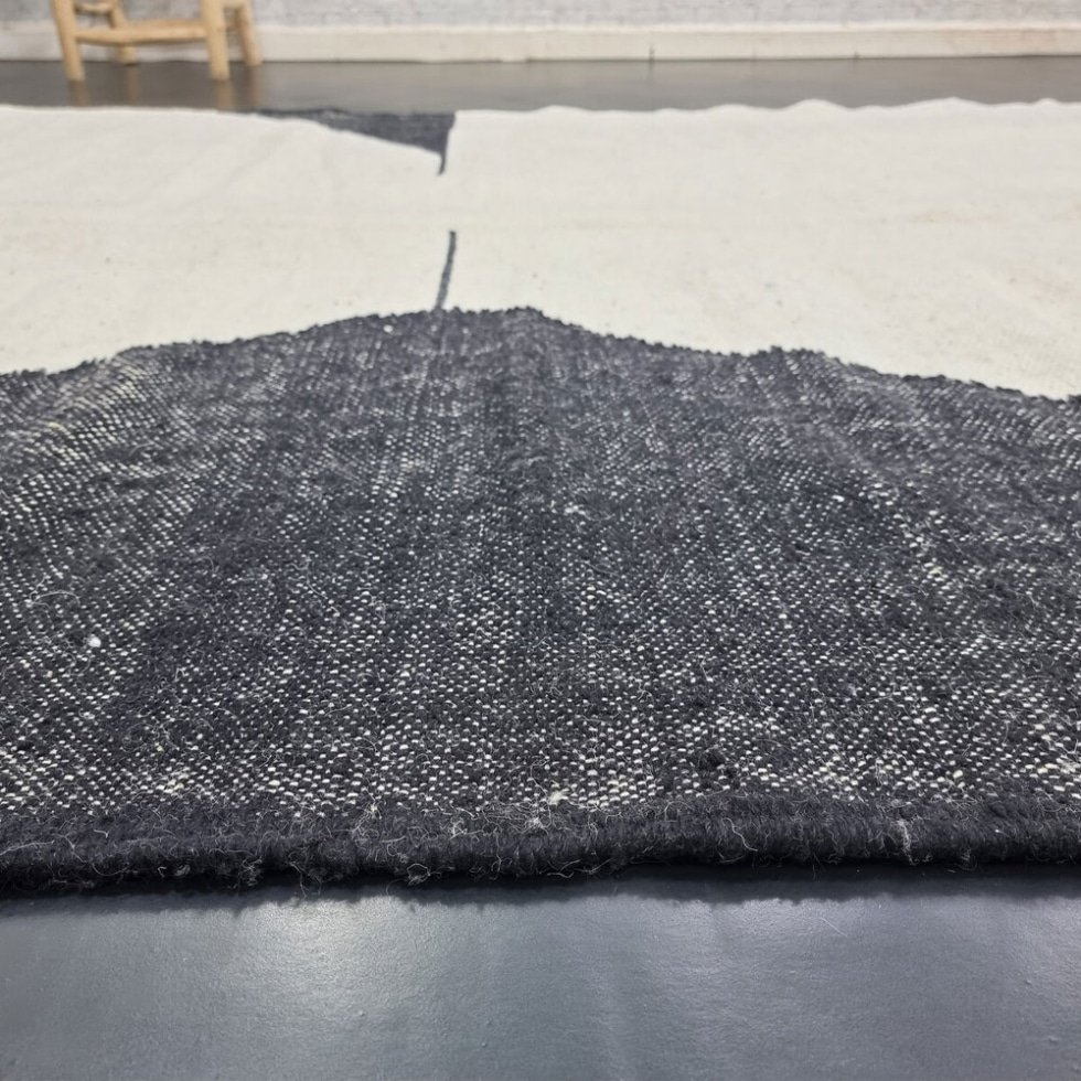 Tapis kilim marocain noir et blanc