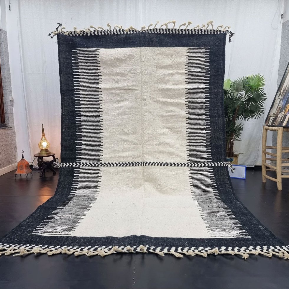 Tapis kilim Zanafi noir et blanc