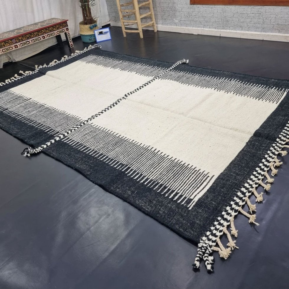 Tapis kilim Zanafi noir et blanc