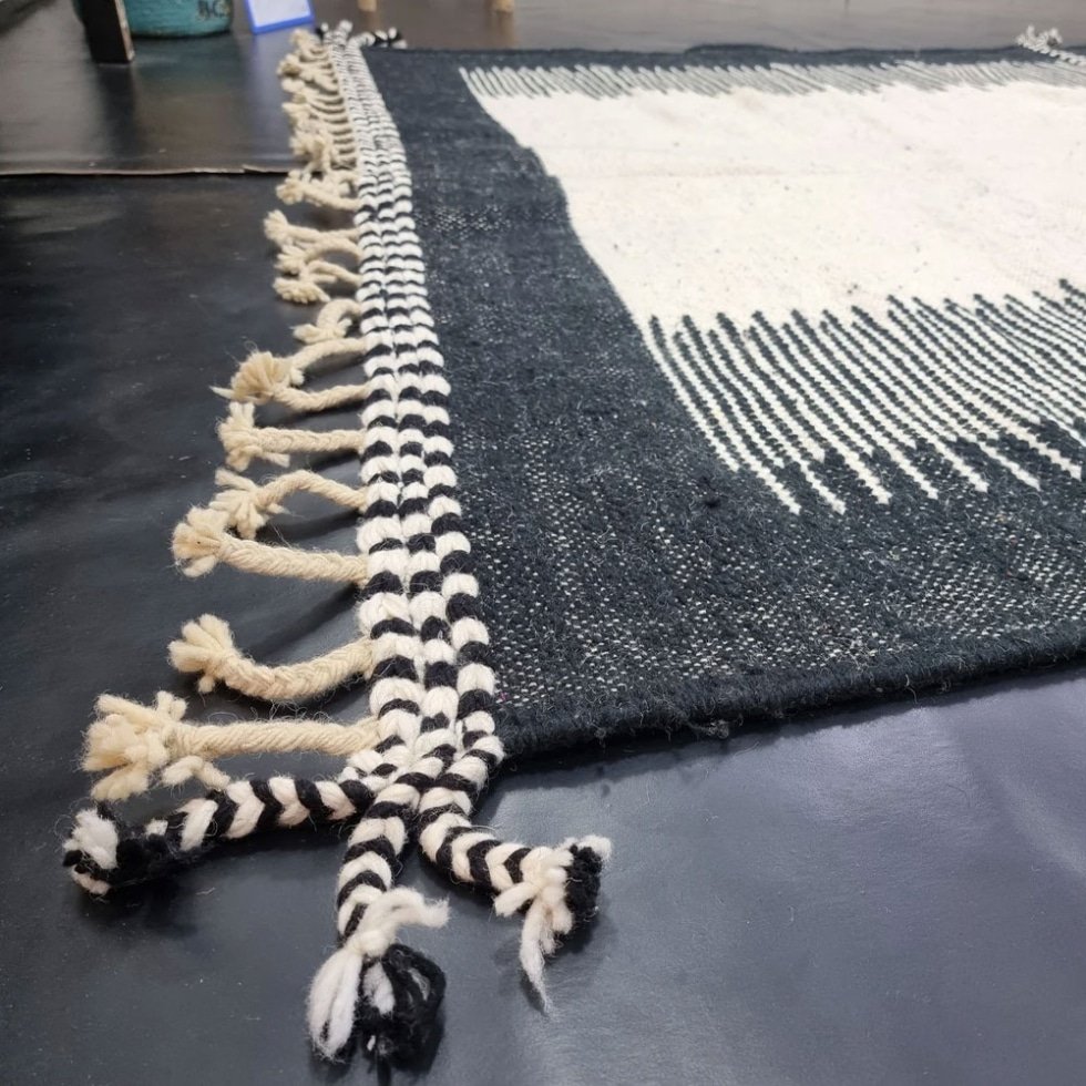 Tapis kilim Zanafi noir et blanc