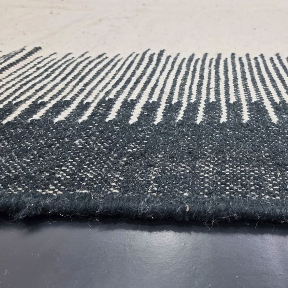 Tapis kilim Zanafi noir et blanc