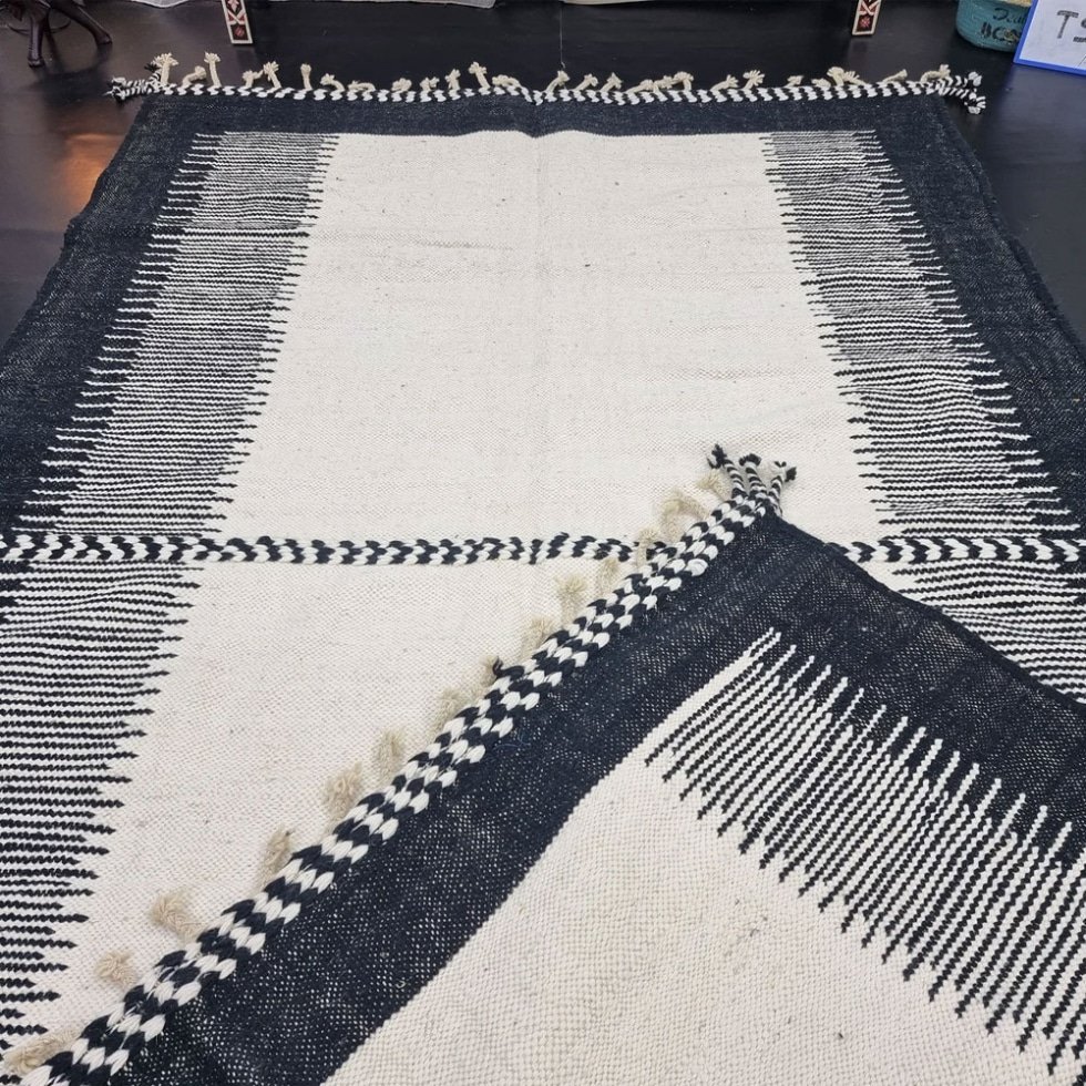 Tapis kilim Zanafi noir et blanc
