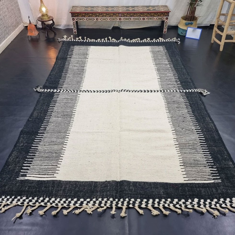 Tapis kilim Zanafi noir et blanc