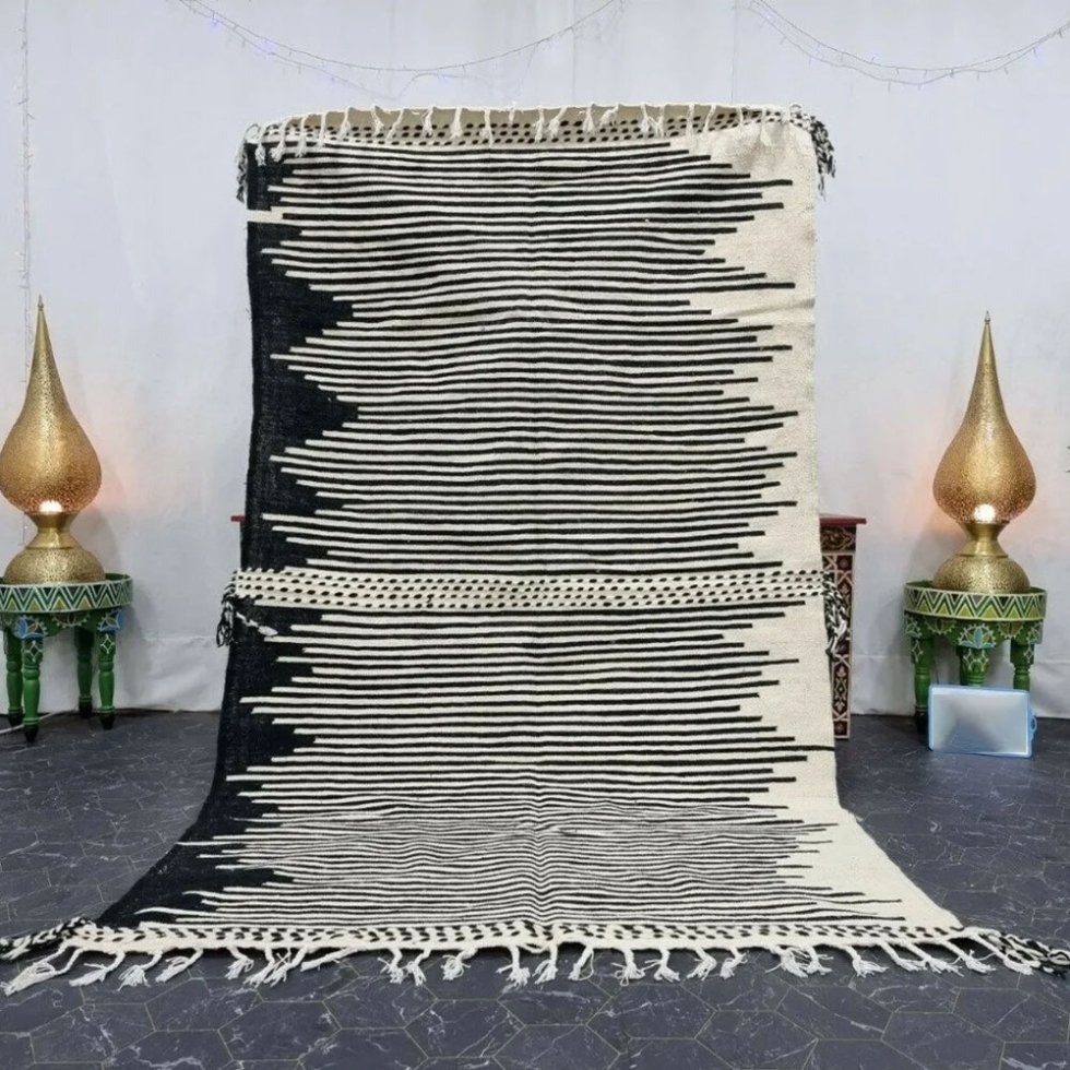 Tapis berbère kilim rayé noir et blanc