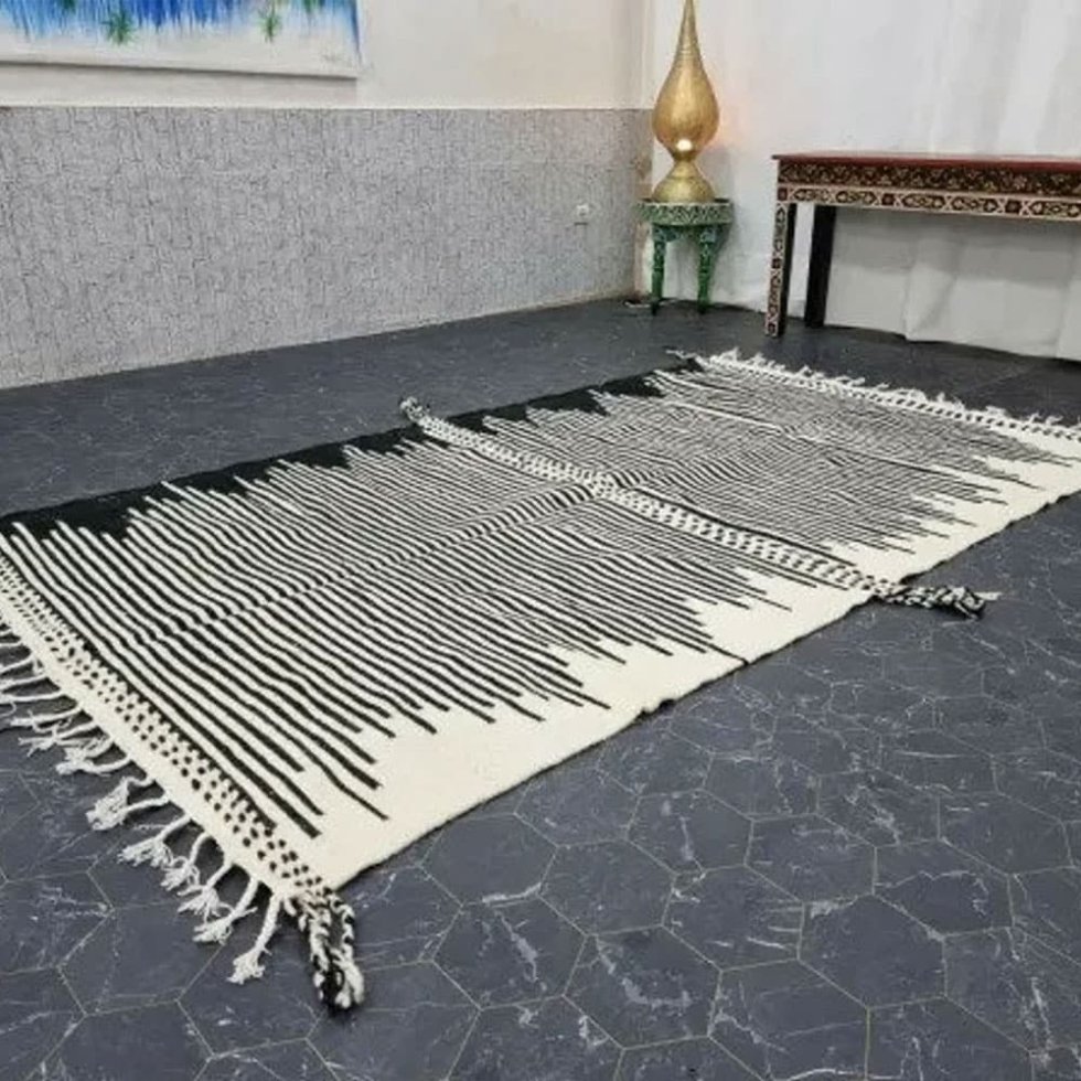 Tapis berbère kilim rayé noir et blanc