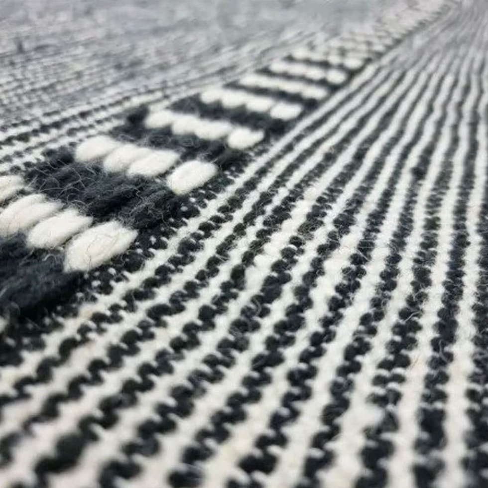 Tapis berbère kilim rayé noir et blanc