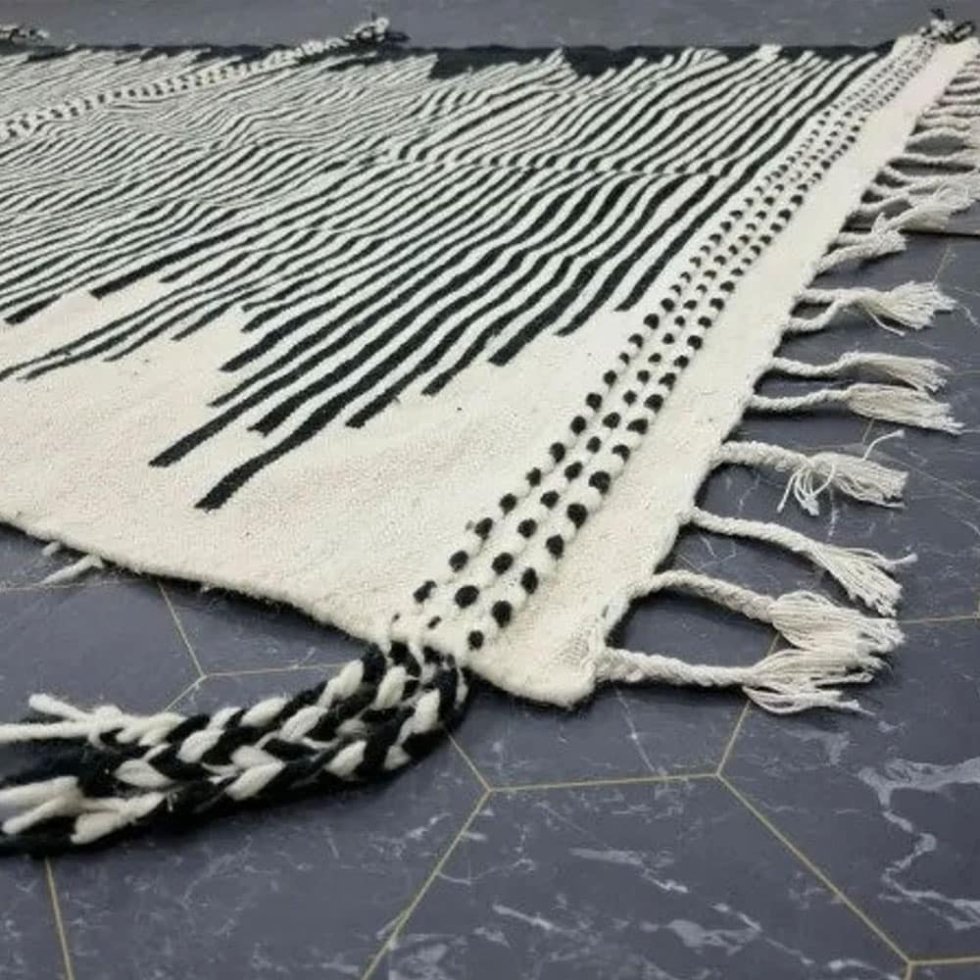 Tapis berbère kilim rayé noir et blanc