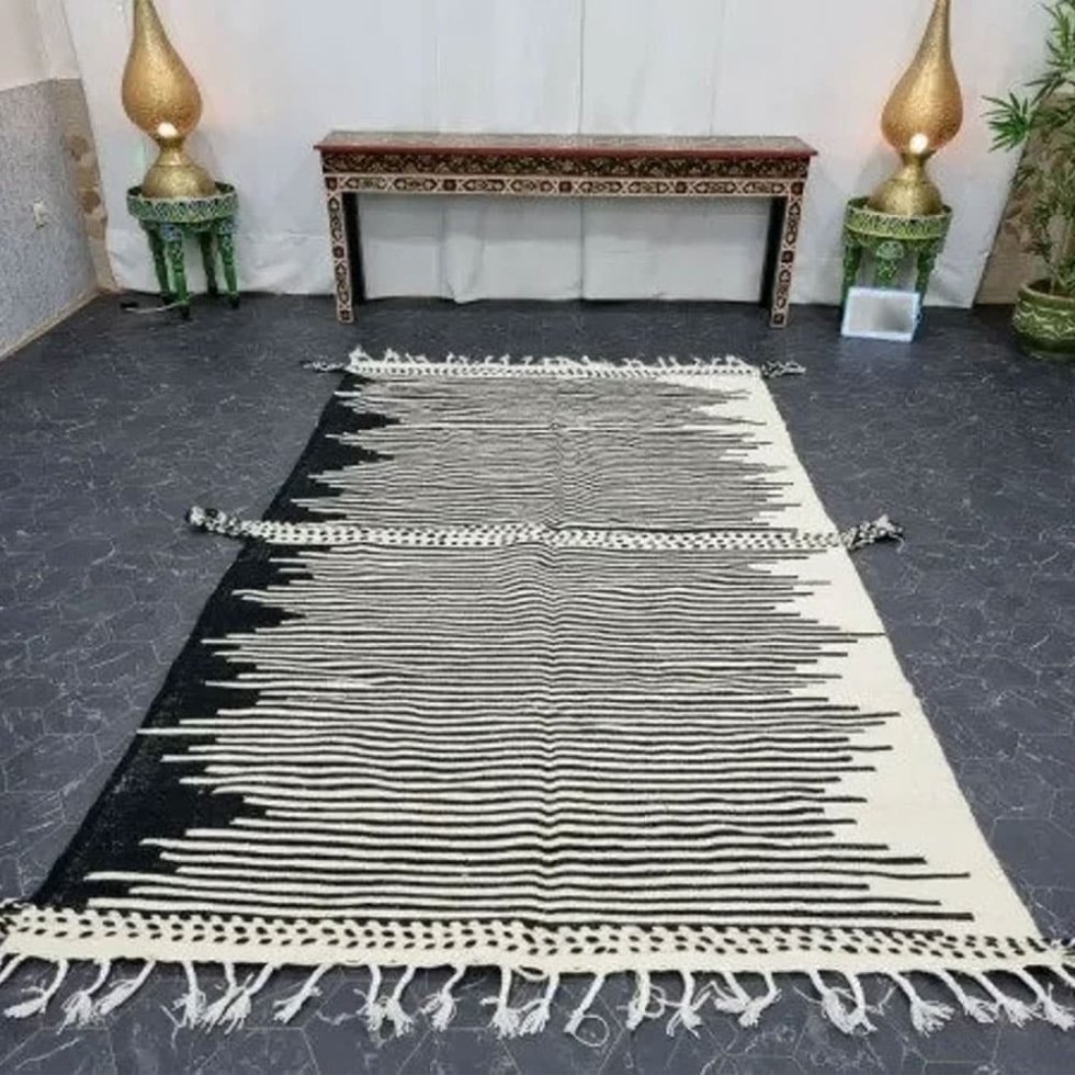 Tapis berbère kilim rayé noir et blanc