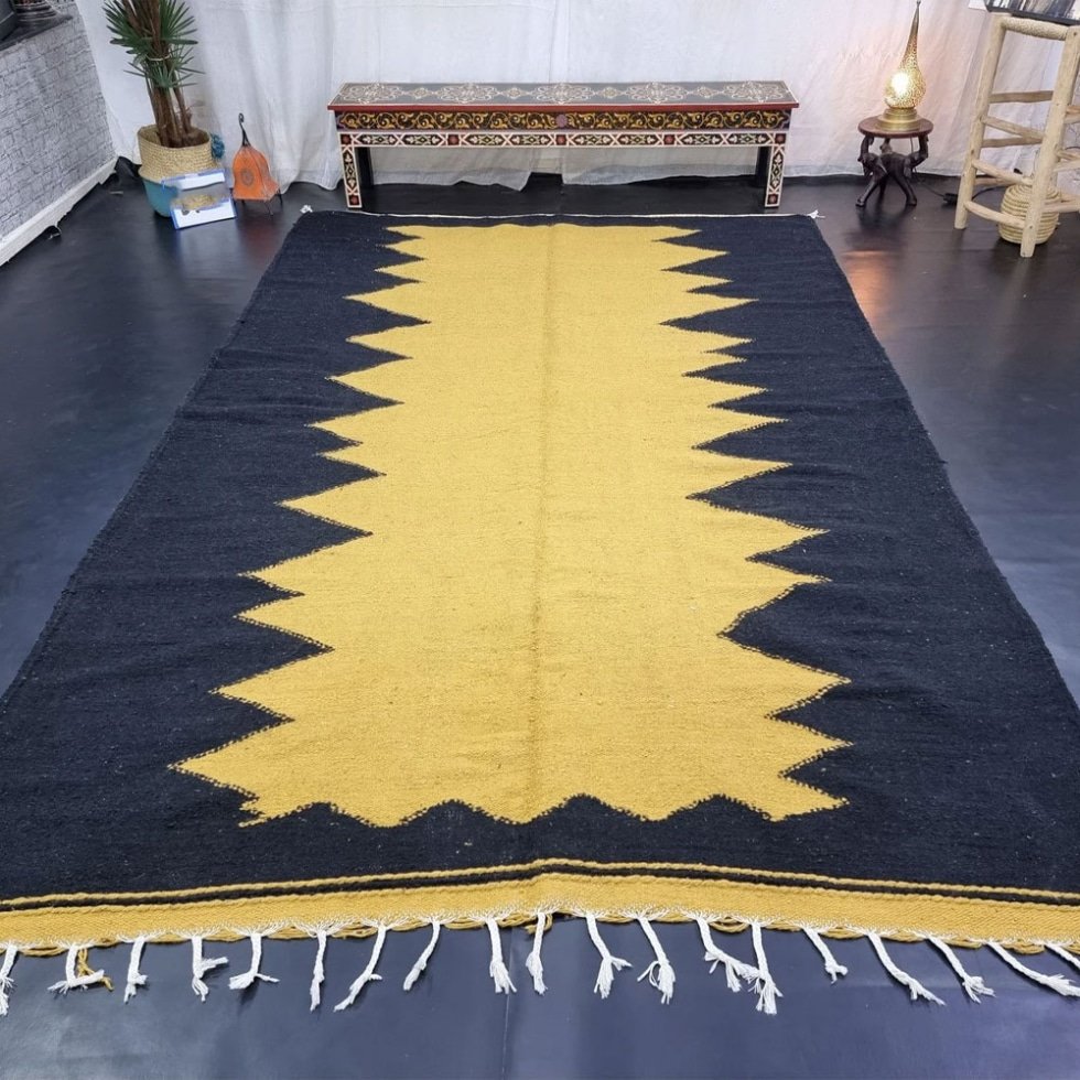 Tapis berbère kilim noir et jaune