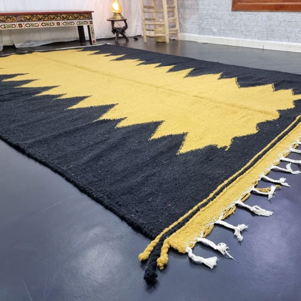 Tapis berbère kilim noir et jaune