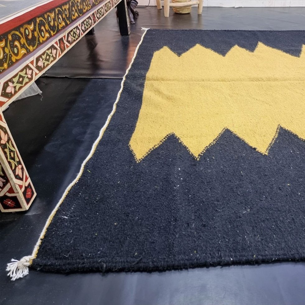 Tapis berbère kilim noir et jaune