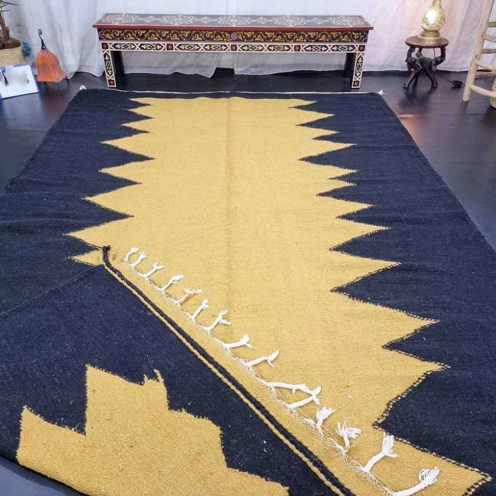 Tapis berbère kilim noir et jaune