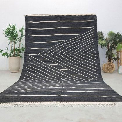 Tapis berbère kilim noir à tissage plat