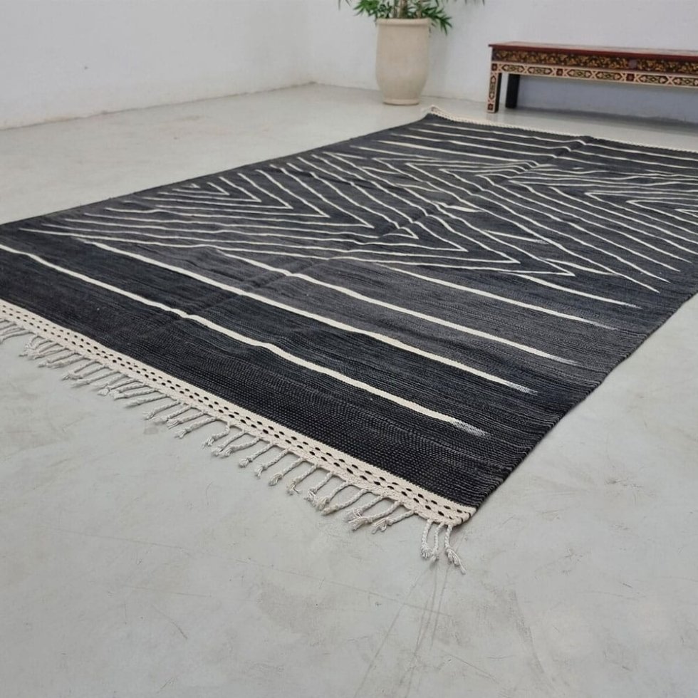 Tapis berbère kilim noir à tissage plat