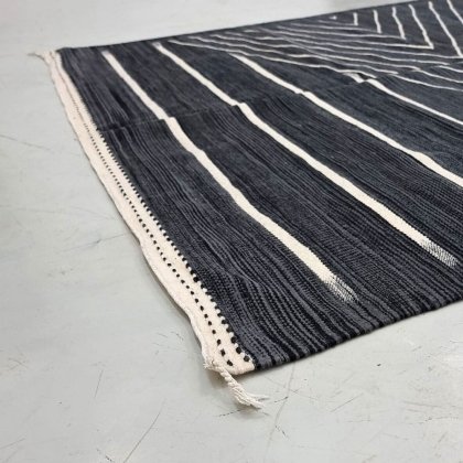 Tapis berbère kilim noir à tissage plat