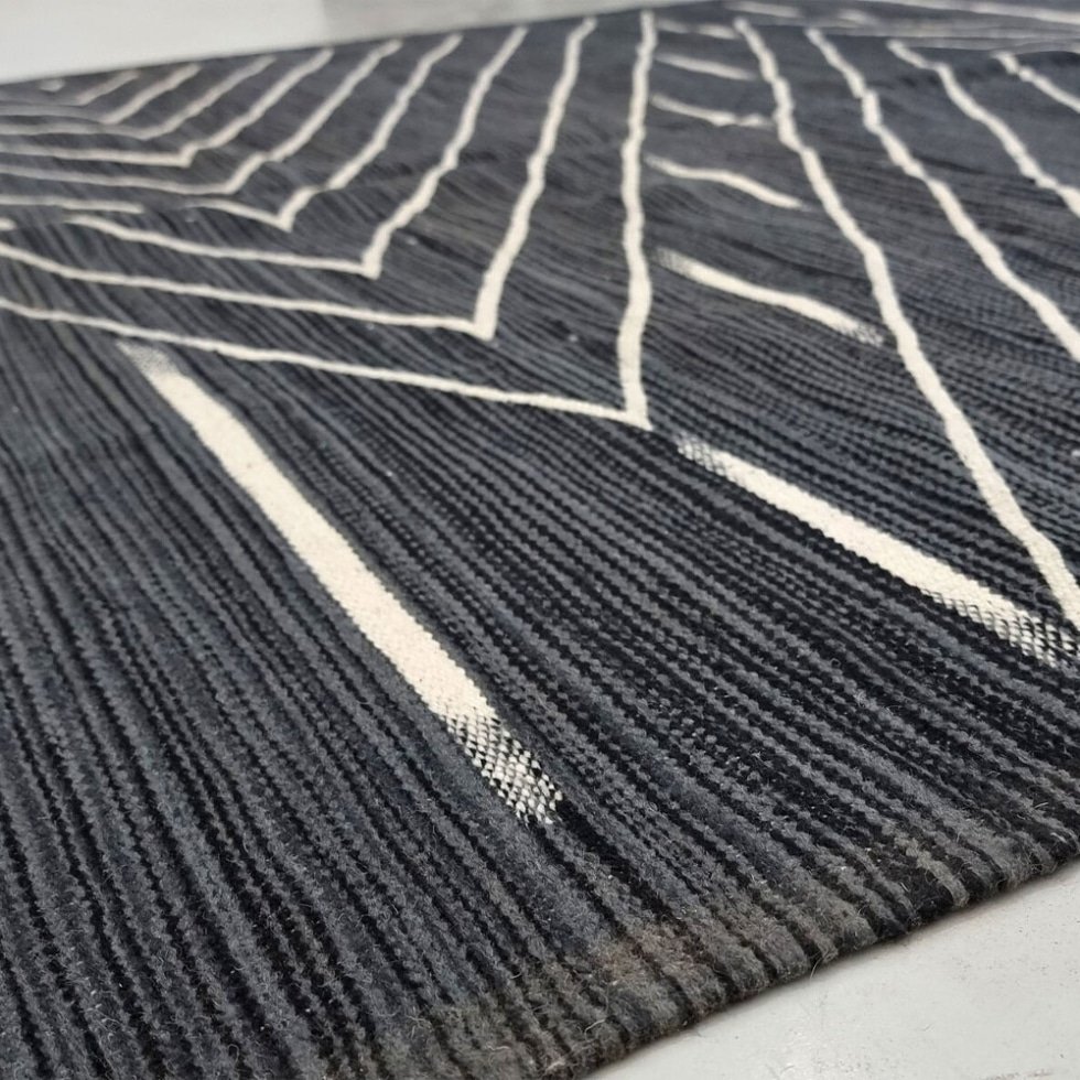 Tapis berbère kilim noir à tissage plat