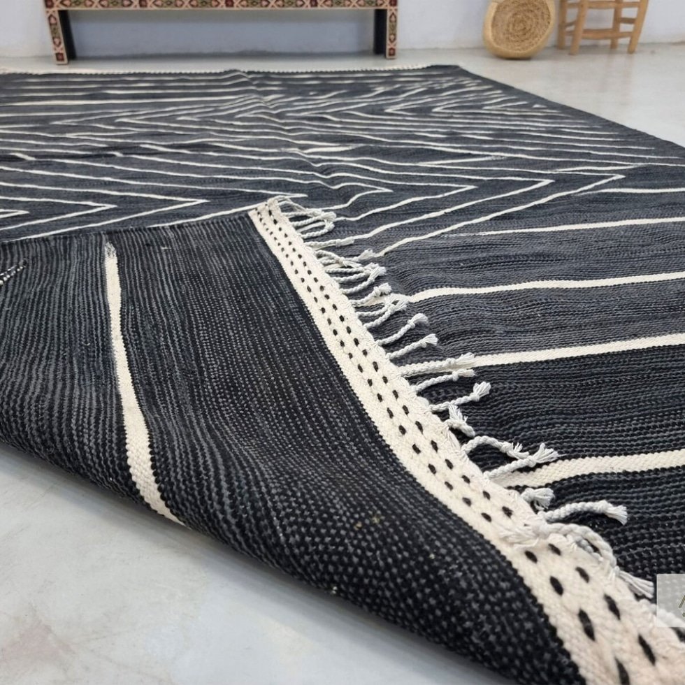 Tapis berbère kilim noir à tissage plat
