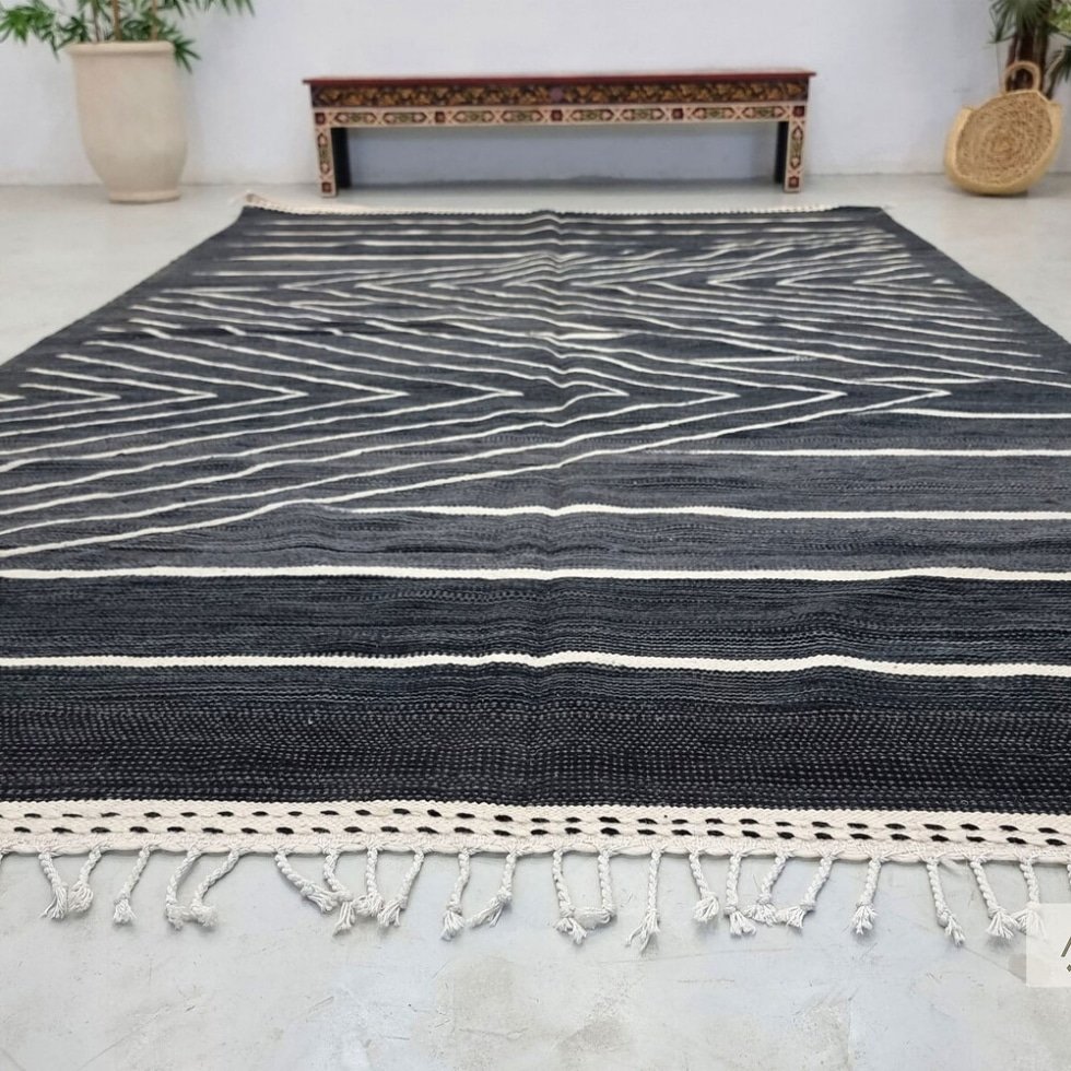 Tapis berbère kilim noir à tissage plat