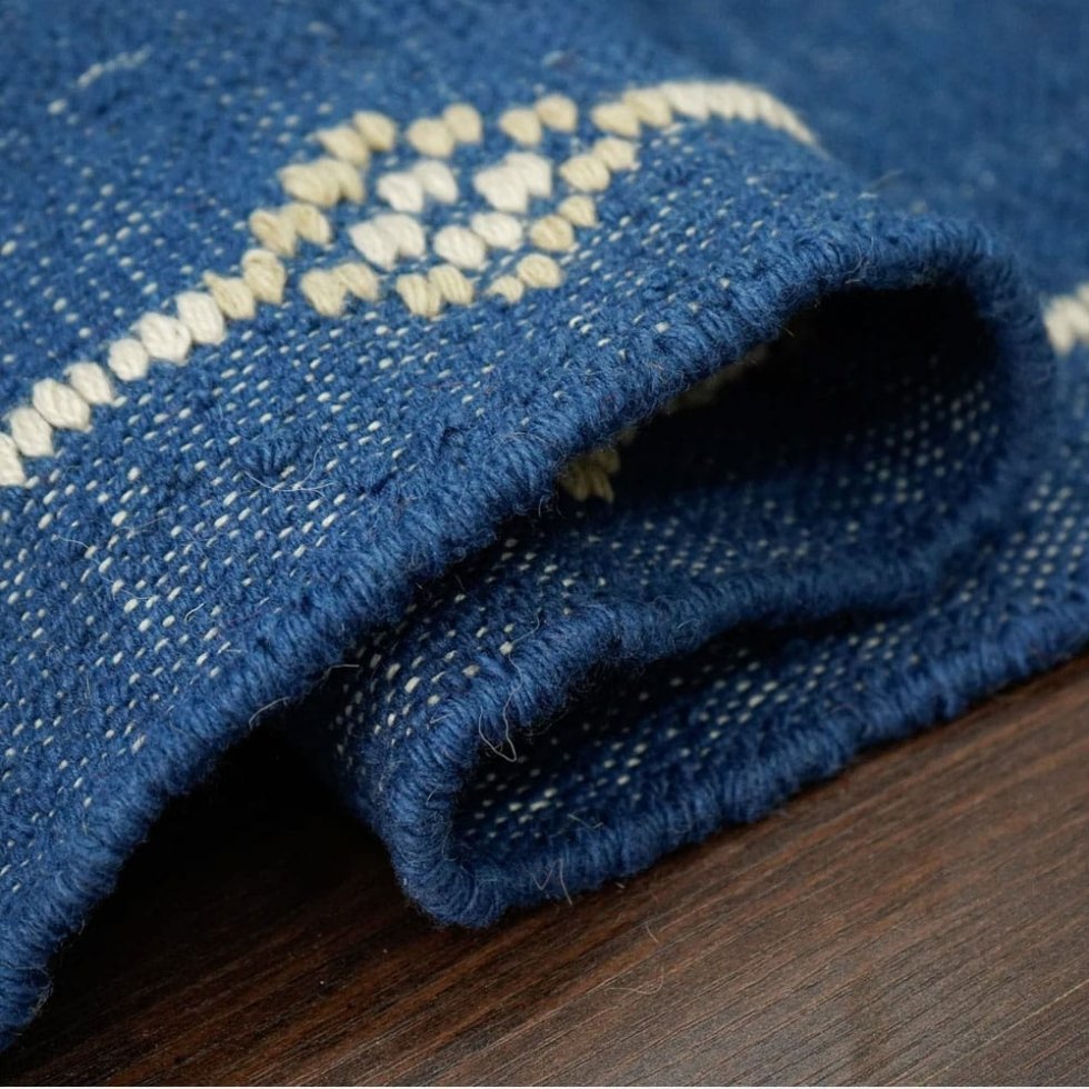 Tapis kilim bleu de style aztèque