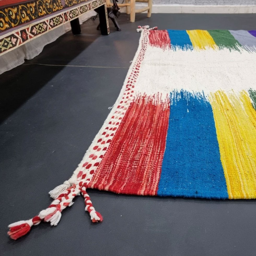 Tapis marocain en kilim aux couleurs vives