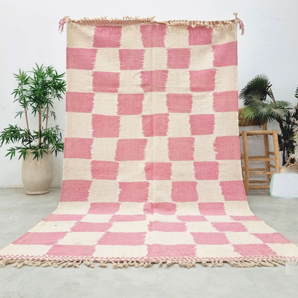 Tapis kilim marocain à carreaux roses et blancs