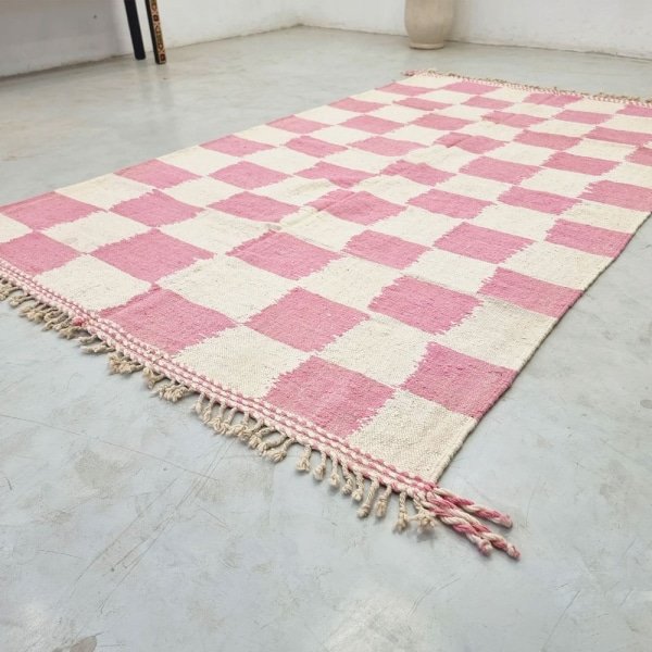 Tapis kilim marocain à carreaux roses et blancs