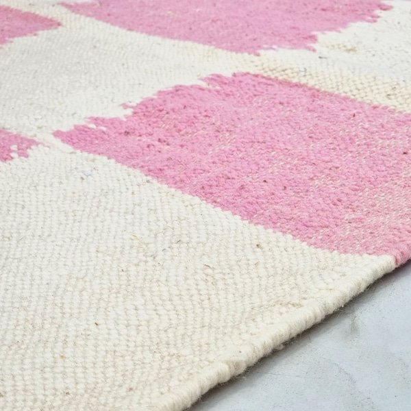 Tapis kilim marocain à carreaux roses et blancs