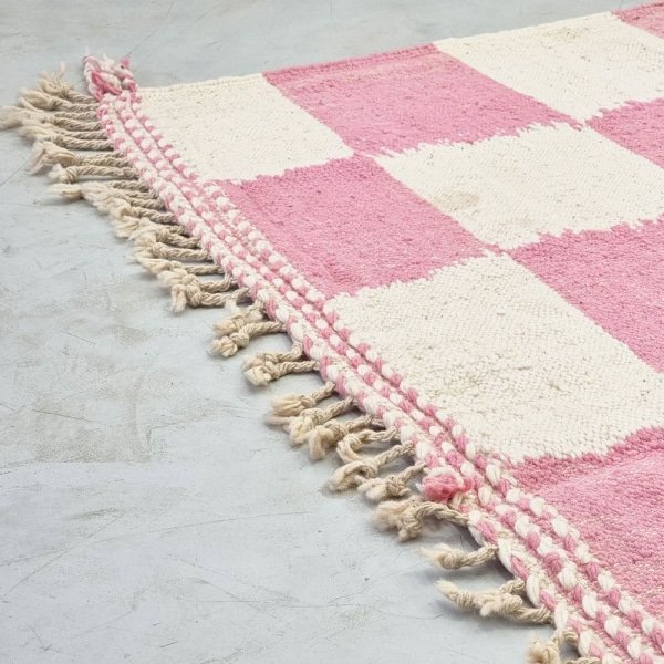Tapis kilim marocain à carreaux roses et blancs