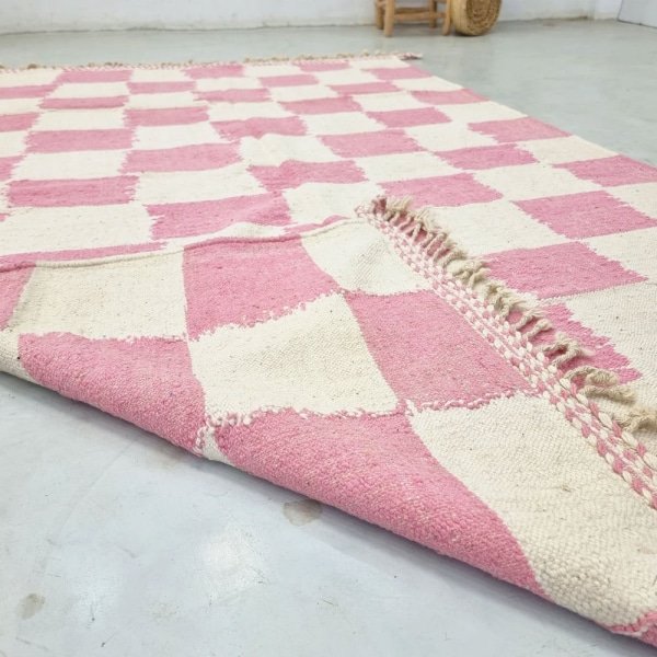 Tapis kilim marocain à carreaux roses et blancs
