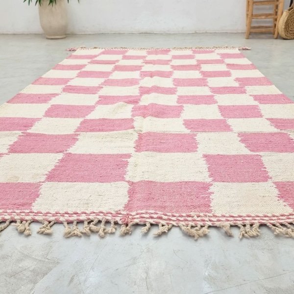 Tapis kilim marocain à carreaux roses et blancs