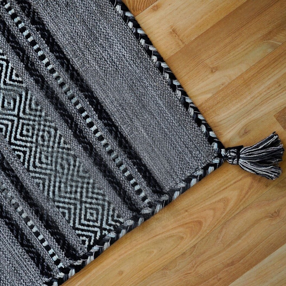 Tapis kilim moderne noir fait main Tapis kilim moderne noir fait main