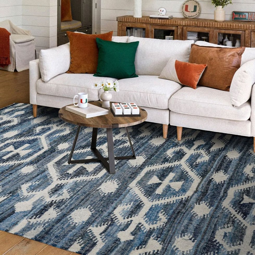 Tapis kilim bleu à motif classique fait à la main
