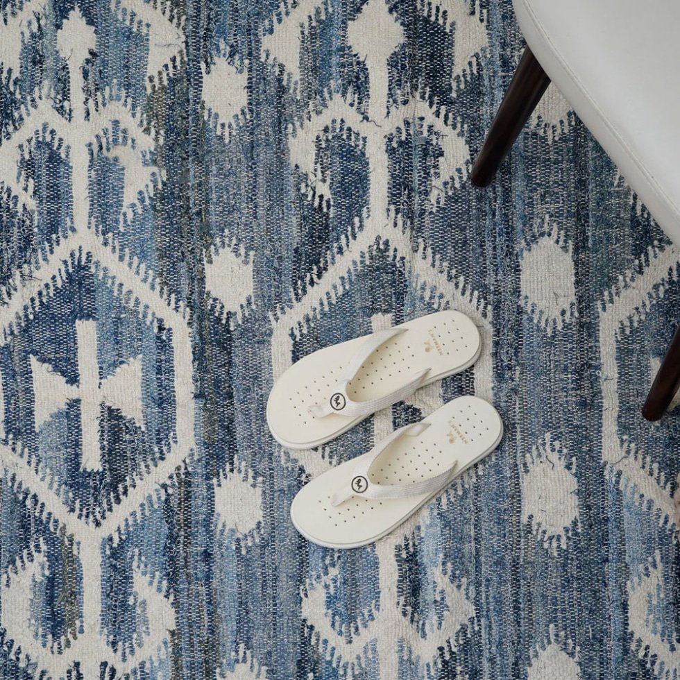 Tapis kilim bleu à motif classique fait à la main