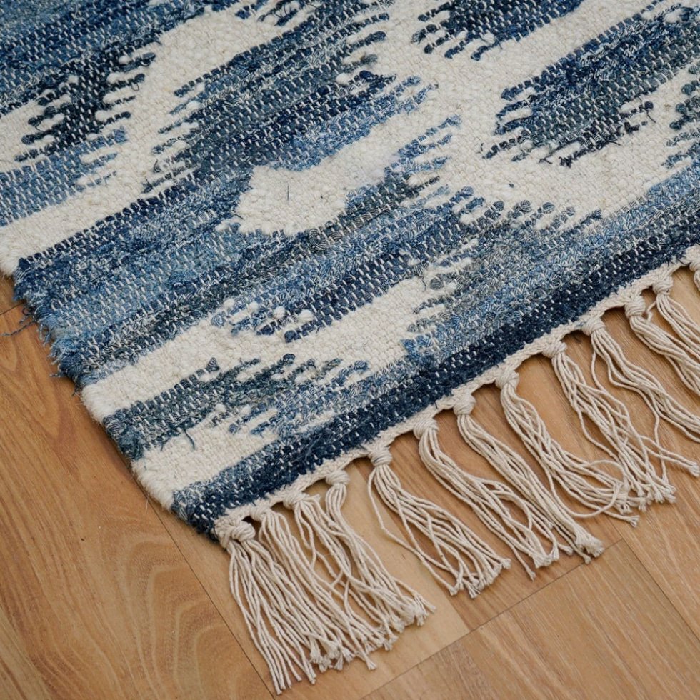 Tapis kilim bleu à motif classique fait à la main