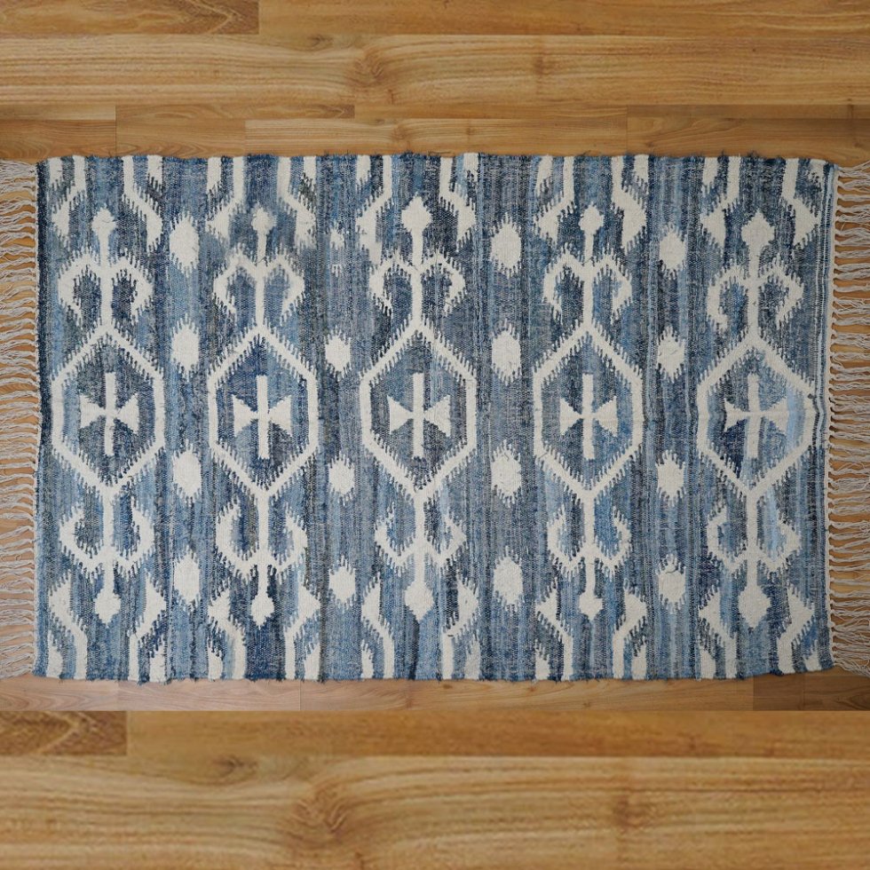 Tapis kilim bleu à motif classique fait à la main