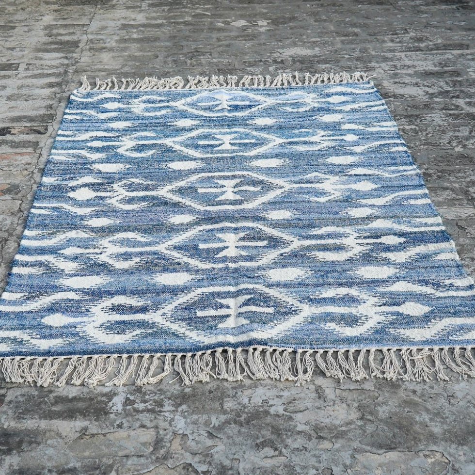 Tapis kilim bleu à motif classique fait à la main