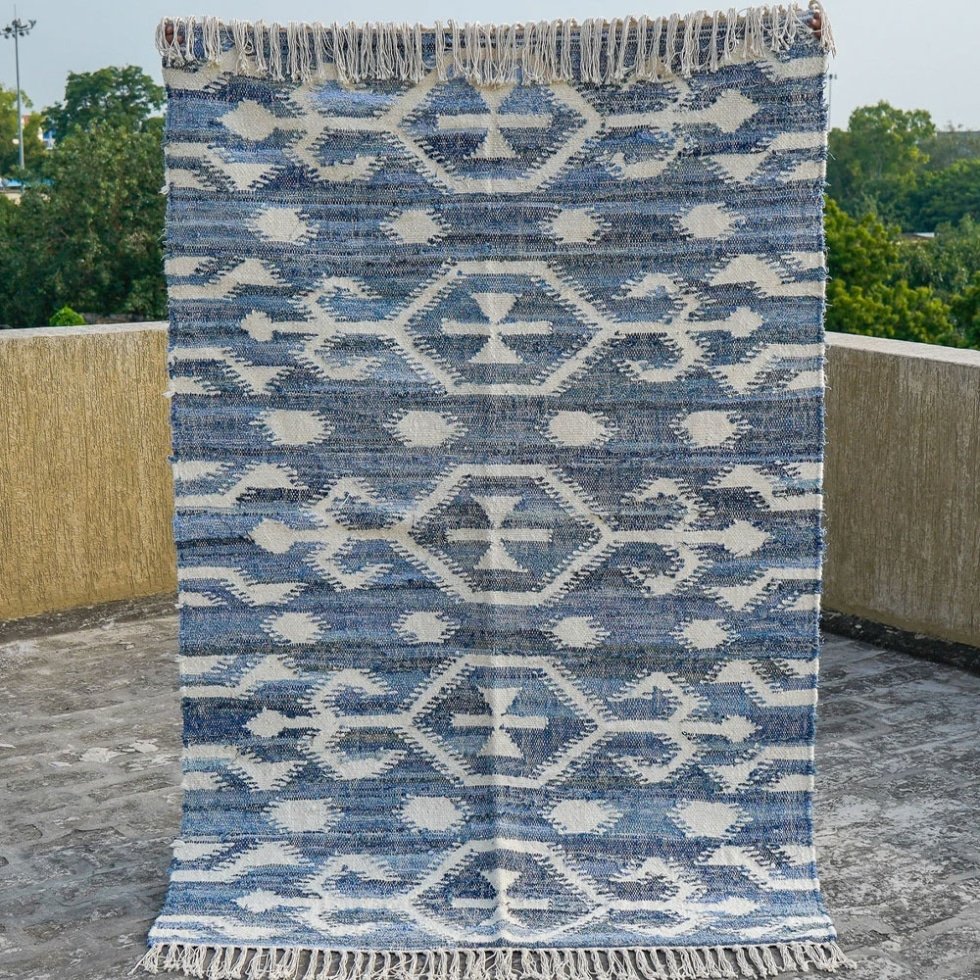 Tapis kilim bleu à motif classique fait à la main