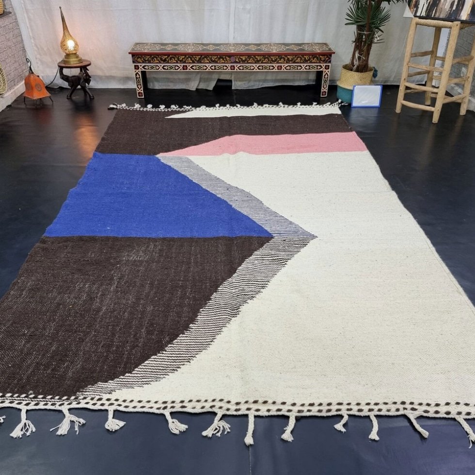 Tapis géométrique moderne en kilim marocain