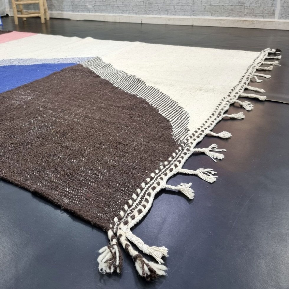 Tapis géométrique moderne en kilim marocain