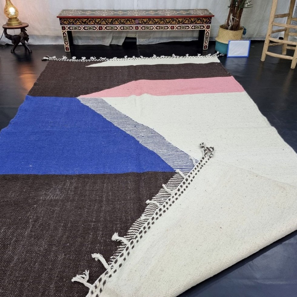 Tapis géométrique moderne en kilim marocain