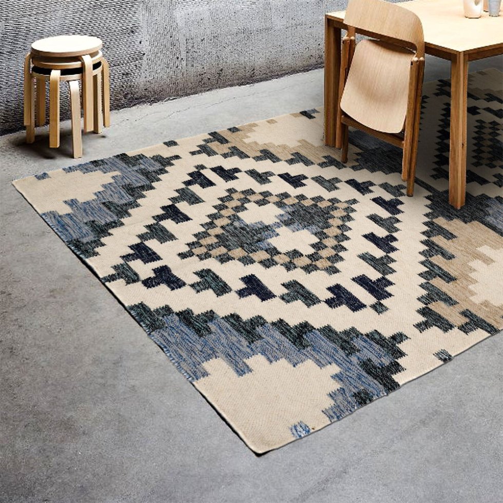 Tapis kilim bleu et beige de style moderne