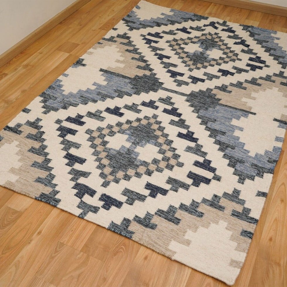 Tapis kilim bleu et beige de style moderne
